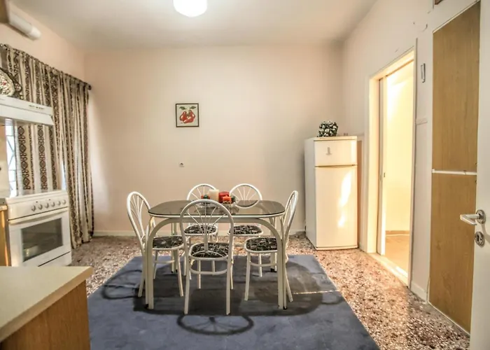 Green Corner Retro Apartment